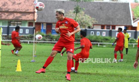 Pesepak bola tim Arema FC mengikuti latihan di Stadion Ketawang, Malang, Jawa Timur, Selasa (2/3/2021). Latihan untuk menghadapi Turnamen Piala Menpora tersebut diisi dengan materi latihan fisik dan koordinasi antar pemain.