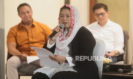 Putri Presiden ke-4 RI Abdurrahman Wahid atau Gus Dur, Yenny Wahid (tengah) 