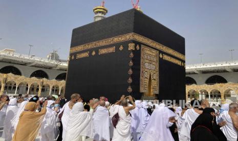  Dua Masjid Suci Luncurkan Kartu ID untuk Peziarah. Foto:  Jamaah Haji mengelilingi Ka