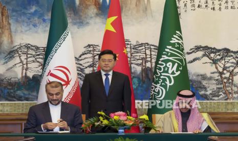  Dalam foto yang dirilis oleh Kantor Berita Xinhua ini, Menteri Luar Negeri China Qin Gang, tengah, menyaksikan rekannya dari Iran Hossein Amirabdollahian, kiri, dan rekannya dari Arab Saudi Pangeran Faisal bin Farhan Al Saud, kanan, menandatangani pernyataan bersama antara Arab Saudi dan Iran, di Beijing, Kamis (6/4/2023). Saingan lama Timur Tengah Iran dan Arab Saudi mengambil langkah signifikan lainnya menuju rekonsiliasi pada Kamis, secara resmi memulihkan hubungan diplomatik setelah keretakan tujuh tahun, menegaskan perlunya stabilitas regional dan setuju untuk mengejar kerja sama ekonomi .