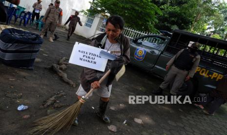 Sejumlah pengendara terjaring Operasi Yustisi yang dilaksanakan aparat gabungan di Simpang Lampiri, Duren Sawit, Jakarta Timur, Rabu (16/9). Lokasi ini merupakan perbatasan Jakarta Timur dengan Kota Bekasi, Jawa Barat.