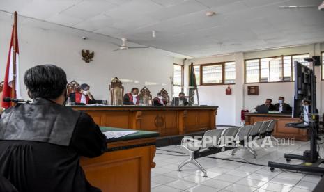 Suasana sidang perdana secara daring kasus dugaan korupsi pengadaan barang bantuan sosial (bansos) dengan terdakwa Bupati Bandung Barat nonaktif Aa Umbara Sutisna di Pengadilan Tipikor Bandung.