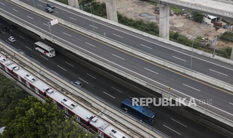 Foto udara jalan tol layang Mohammed Bin Zayed (MBZ) Cikampek arah ke Karawang yang ditutup sementara di Kota Bekasi, Jawa Barat, Selasa (3/5/2022). 