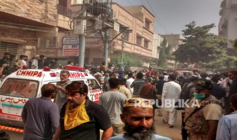 Ambulans mendatangi lokasi pesawat PIA yang jatuh di permukiman warga di Pakistan, Jumat (22/5).