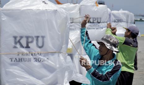 Sejumlah petugas bersama relawan mengangkut kotak suara Pemilu 2024 mengggunakan motor roda tiga setibanya di Pulau Gili Ketapang, Probolinggo, Jawa Timur, Senin (12/2/2024). KPU Kabupaten Probolinggo mulai mendistribusikan logistik Pemilu 2024 ke pulau terluar sebanyak 115 kotak suara untuk 23 tempat pemungutan suara (TPS) menggunakan perahu tradisional yang dikawal personel Polri, Kodim 0820 dan Satpolairud. 