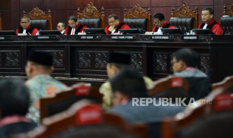 Ketua Mahkamah Konstitusi (MK) Suhartoyo (kedua kiri) saat memimpin sidang lanjutan perselisihan hasil pemilihan umum Presiden dan Wakil Presiden Tahun 2024 di Mahkamah Konstitusi, Jakarta, Kamis (28/3/2024). Sidang tersebut beragendakan penyampaian jawaban termohon pihak KPU, penyampaian keterangan pihak terkait yakni pihak capres dan cawapres nomor urut 02, dan keterangan pihak Bawaslu atas gugatan pemohon dari pihak Anies Baswedan-Muhaimin Iskandar dan Ganjar Pranowo-Mahfud MD atas hasil pilpres 2024.