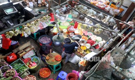  Pembahasan upah minimum 2023 yang akan dimulai pada Agustus mendatang dinilai membutuhkan terobosan sesuai kebutuhan saat ini. Tampak pedagang sayur menunggu barang dagangannya di pasar di Jakarta, 