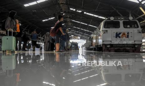 Sejumlah calon penumpang menunggu kedatangan kereta api di Stasiun Bandung, Kota Bandung, Jawa Barat.