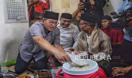 Bakal Calon Gubernur Jakarta Pramono Anung berbincang sekaligus menikmati makan siang yang disediakan warga saat mengunjungi Rusun Daan Mogot, Jakarta, Jumat (20/9/2024). Dalam kesempatan tersebut Pramono mendengarkan keluhan-keluhan para warga Rusun Daan Mogot. Keluhan yang disampaikan warga di lokasi antara lain masalah sembako dan Kartu Jakarta Pintar.