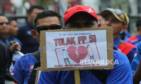 Ribuan buruh yang tergabung ke dalam Serikat Pekerja Seluruh Indonesia Provinsi Jawa Barat (SPSI Jabar) menggelar aksi di depan Gedung Sate, Kota Bandung, Senin (20/11/2023). Aksi tersebut menolak penerapan PP 51 yang rencananya akan ditetapkan dalam UMP 2024, dengan alasan jika PP 51 diterapkan maka kenaikan upah minimun (UMP) itu tidak akan lebih daripada 1-3 persen.