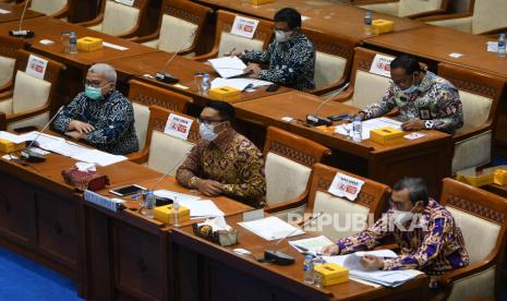 Ketua Asosiasi Daerah Penghasil Migas dan Energi Terbarukan (ADPMET) yang juga Gubernur Jawa Barat Ridwan Kamil (tengah) bersama Ketua Bidang Kajian dan Pengembangan SDM yang juga Gubernur Riau Syamsuar (kanan) dan Sekjen ADPMET Andang Bachtiar (kiri) mengikuti rapat dengar pendapat dengan Komisi VII DPR di kompleks Parlemen, Senayan, Jakarta, Senin (5/4/2021). Rapat dengar pendapat (RDP) tersebut membahas RUU tentang Energi Baru dan Terbarukan (EBT) dari perspektif kepala daerah. 