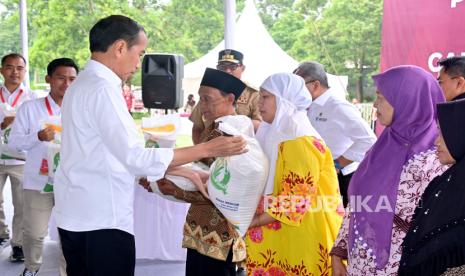 Presiden Joko Widodo (Jokowi) saat meninjau penyaluran bantuan pangan cadangan beras pemerintah (CBP) di Lapangan Sepak Bola Klumpit Tingkir, Kota Salatiga, Jawa Tengah, Senin (22/1/2024).