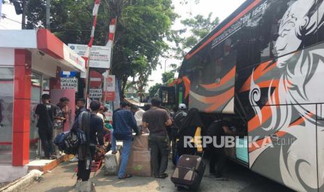 Suasana pemudik di Terminal Kalideres, Jakarta Barat, pada Rabu (19/4/2023).