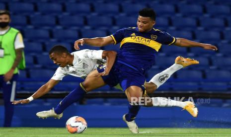  Frank Fabra (Kanan) dari Boca Juniors memperebutkan bola dengan Madson (Kiri) dari Santos, pada pertandingan semifinal Copa Libertadores, yang dimainkan di stadion La Bombonera, di Buenos Aires, Argentina, 06 Januari 2021.