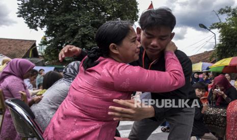 Sejumlah anak melakukan prosesi sungkem kepada orang tua saat peringatan Hari Ibu Nasional di Liogenteng, Kecamatan Astanaanyar, Kota Bandung, Kamis (22/12/2022). Momentum Hari Ibu Nasional tersebut diperingati dengan tradisi sungkem atau meminta maaf sebagai bentuk ungkapan bakti dan kasih sayang kepada orang tua. Guru Besar UIN Palu: Perempuan Berperan Cerdaskan Kehidupan Bangsa