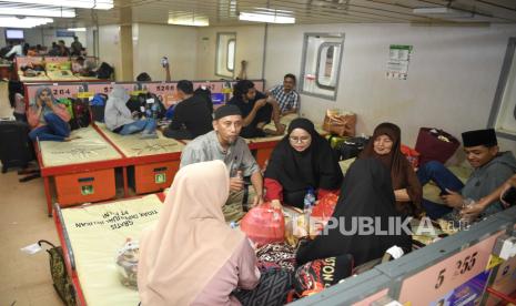 Penumpang menyantap makanan saat berbuka puasa di dalam dek Kapal Motor (KM) Doro Londa sebelum berangkat  dari Pelabuhan Penumpang Tanjung Priok, Jakarta Utara, Kamis (4/4/2024). Menurut data PT Pelayaran Nasional Indonesia (Pelni), pada H-6 Lebaran 2024 sebanyak 1.400 orang penumpang menggunakan KM Doro Londa dengan rute penyesuaian rute selama Lebaran 2024 yakni menuju Kijang-Batam-Belawan-Batam-Kijang-Jakarta