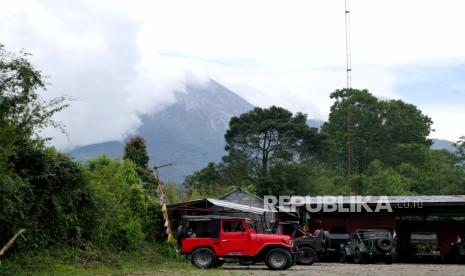 Gunung Merapi terlihat dari Kinahrejo, Cangkringan, Sleman, Yogyakarta, Ahad (15/11). Kawasan wisata di Kinahrejo sudah ditutup untuk kunjungan, karena masuk dalam kawasan rawan bencana (KRB) III. Bahkan jalan untuk menuju petilasan Mbah Maridjan dan Bunker Kaliadem sudah ditutup dengan kendaraan petugas.