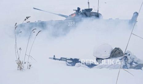  Dalam foto yang diambil dari video dan dirilis oleh Layanan Pers Kementerian Pertahanan Rusia pada hari Rabu, 2 Februari 2022, tentara Rusia menghadiri pelatihan militer di tempat pelatihan Yurginsky di wilayah Kemerovo, Rusia. Militer Rusia telah meluncurkan serangkaian latihan di seluruh negeri di tengah ketegangan dengan Barat atas Ukraina.