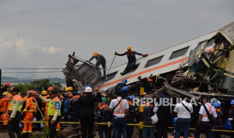 Petugas melakukan proses evakuasi korban tabrakan kereta di Cicalengka, Kabupaten Bandung, Jawa Barat, Jumat (5/1/2024). Tim SAR Gabungan berhasil mengevakuasi seluruh korban meninggal dunia kecelakaan rangkaian kereta api lokal Bandung Raya yang bertabrakan dengan kereta api Turangga. PT KAI menyatakan 4 orang meninggal dunia akibat kecelakaan tersebut. Penyebab kecelakaan hingga kini masih dalam proses penyelidikan.