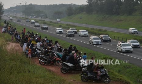 Kendaraan melintas saat diberlakukannya manajemen lalu lintas satu arah di Tol Cipali Km 78 arah Palimanan. Korlantas Polri mulai memberlakukan satu arah dari Tol Cipali-Kalikangkung siang ini.