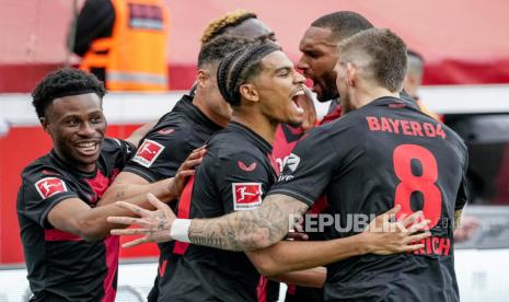 Para pemain Bayer Leverkusen merayakan gol ke gawang Werder Bremen dalam lanjutan Liga Jerman. Leverkusen menang 5-0 sekaligus memastikan gelar juara Liga Jerman atau Bundesliga musim ini.