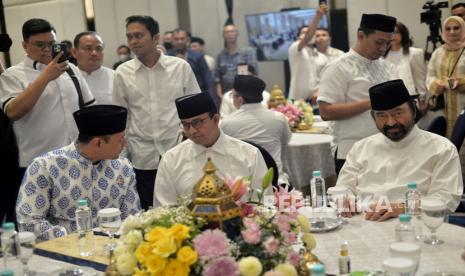 Ketua Umum Partai Demokrat AHY berbincang bersama Bakal Calon Presiden dari Koalisi Perubahan untuk Persatuan (KPP) Anies Baswedan dan Ketua Umum Partai Nasdem Surya Paloh (kiri-kanan)