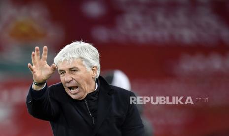 Pelatih kepala Atalanta Gian Piero Gasperini memberikan instruksi kepada para pemainnya selama pertandingan sepak bola grup D Liga Champions antara Liverpool dan Atalanta di stadion Anfield di Liverpool, Inggris, Rabu, 25 November 2020. 