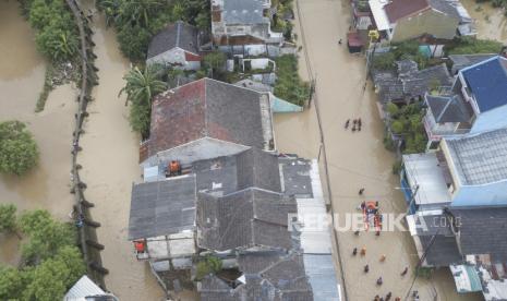 Foto udara banjir di perumahan Pondok Gede Permai, Bekasi, Jawa Barat, Jumat (19/2/2021). Menurut data BPBD Kota Bekas Banjir menggenangi wilayah tersebut pada pukul 12.00 WIB akibat kondisi tanggul kali Bekasi rusak. 