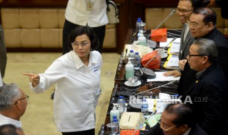 Menteri Keuangan Sri Mulyani Indrawati berbincang usai mengikuti rapat kerja dengan Komis XI di Kompleks Parlemen, Senayan, Jakarta, Senin (12/6/2023). Rapat kerja tersebut membahas pengantar Rencana Kerja Anggaran (RKA) dan Rencana Kerja Pemerintah (RKP) Kementerian Keuangan tahun 2024.