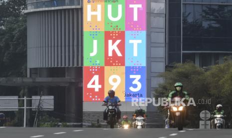 Pengendara melintas di kawasan Jalan Sudirman-Thamrin, Jakarta, Sabtu (27/6/2020). Pemprov DKI Jakarta resmi meniadakan kegiatan Hari Bebas Kendaraan Bermotor (HBKB) atau Car Free Day (CFD) di kawasan Jalan Sudirman-Thamrin pada Minggu (28/6/2020), dengan alasan menghindari terjadinya kerumunan warga untuk mencegah penyebaran COVID-19. ANTARA FOTO/Muhammad Adimaja/wsj.