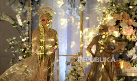 Model memperagakan busana pengantin saat pameran perlengkapan pernikahan (ilustrasi). Industri wedding mulai mencoba bangkit setelah terdampak pandemi Covid-19. Hal tersebut dimulai denhan digelarnya Gebyar Pernikahan Indonesia Edisi Lagoon Garden yang digelar di The Sultan Hotel & Residence Jakarta pada 5-6 Maret 2022. 