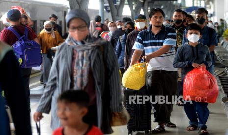 Pemudik mengenakan masker alias menerapkan prokes.