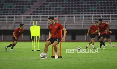 Pesepak bola Timnas Indonesia Elkan Baggot (kedua kiri) mengontrol bola saat latihan di Stadion Gelora Bung Tomo, Surabaya, Jawa Timur, Sabtu (10/6/2023). Latihan yang digelar menjelang pertandingan melawan Timnas Palestina pada Rabu (14/6) tersebut diikuti 18 pesepak bola. 