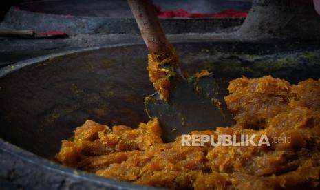 Proses pembuatan dodol buah produksi rumahan di pabrik dodol Asli Garut 99, di Desa Muara Sanding, Kabupaten Garut, Sabtu (25/12). Hingga saat ini, kuliner tradisional khas Garut ini pembuatannya masih mempertahankan metode tradisional. Menurut pemilik pabrik, sejak pandemi COVID-19 produksi dodol mengalami penurunan akibat berkurangnya pembeli.