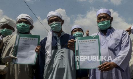 799 WNI Anggota Jamaah Tabligh di Luar Negeri Bebas Covid-19. Foto ilustrasi: Sejumlah Jamaah Tabligh Masjid Jami Kebon Jeruk memperlihatkan sertifikat sehat dari Rumah Sakit Darurat COVID-19 Wisma Atlet, Kemayoran, Jakarta, Selasa (14/4).  