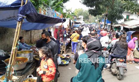 Suasana Pasar Tumpah Punclut, Kota Bandung, cukup ramai meski masih dalam penerapan Pembatasan Sosial Berskala Besar (PSBB), Ahad (31/5). Rencana pemberlakuan Adaptasi Kebiasaan Baru (AKB) atau new normal di Jawa Barat, membawa harapan baru bagi masyarakat untuk kembali beraktivitas