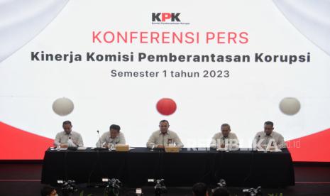 Ketua KPK Firli Bahuri (tengah) bersama Wakil Ketua KPK Nurul Ghufron, Johanis Tanak, Alexander Marwata, dan Kepala Bagian Pemberitaan KPK Ali Fikri (kiri-kanan) menyampaikan keterangan saat konferensi pers Kinerja KPK Semester 1 di Gedung Merah Putih KPK, Jakarta, Senin (14/8/2023). Dalam Konferensi pers tersebut KPK menyampaikan beberapa data terkait kinerja KPK pada semester 1 2023. Data tersebut salah satunya yakni data penanganan perkara pada semester 1 berjumlah 89 tersangka, serta penyelamatan keuangan negara sebesar Rp16,27 triliun.