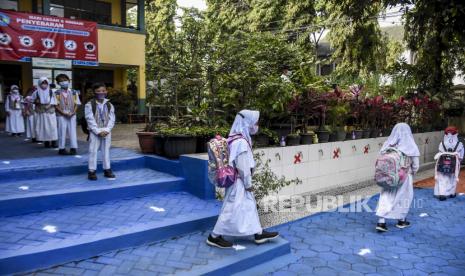 Sejumlah siswa berjalan keluar dari area sekolah usai mengikuti simulasi pembelajaran tatap muka (PTM) 