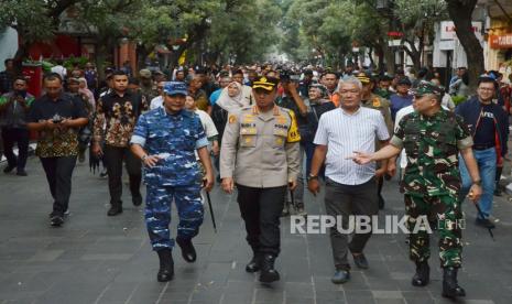 Pj Wali Kota Bandung Bambang Tirtoyuliono bersama Forkopimda Kota Bandung dan unsur terkait meninjau Braga Free Vehicle atau Braga tanpa kendaraan di Jalan Braga, Kota Bandung, Sabtu (4/5/2024). Pemkot Bandung mencanangkan program tersebut untuk memberikan kenyamanan kepada pengunjung dari kemacetan, juga untuk membangkitkan nostalgia Bandung tempo dulu. Braga Free Vehicle diberlakukan pada 4-5 Mei 2024 atau mulai Sabtu pukul 00.00 WIB hingga Minggu malam pukul 23.59 WIB.