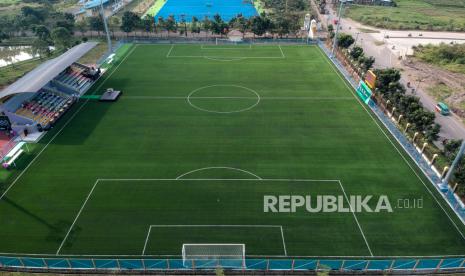 Foto udara lapangan untuk latihan yang diberi nama Soccer Training Sabilulungan Si Jalak Harupat sebelum diresmikan di kompleks SOR Si Jalak Harupat, Soreang, Kabupaten Bandung, Jawa Barat, Rabu (22/7/2020). Ketua Umum PSSI beserta Forkopimda Kabupaten Bandung meresmikan lapangan yang memiliki standar FIFA tersebut untuk tempat latihan tim sepak bola yang akan berlaga pada Piala Dunia U-20 pada 2021 mendatang.