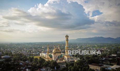 Mataram Masuk Level Satu PPKM. Foto udara suasana menjelang sore di Islamic Center Hubbul Wathan di Mataram, NTB.