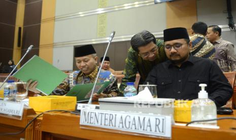 Menteri Agama Yaqut Cholil Qoumas bersiap mengikuti rapat kerja bersama Komisi VIII DPR di Kompleks Parlemen, Senayan, Jakarta, Rabu (17/5/2023). Rapat kerja tersebut membahas persiapan penyelenggaraan ibadah Haji 2023 serta membahas perubahan BPIH atas usulan penambahan kuota Haji 2023. 