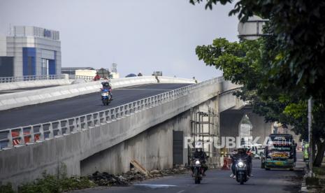 Pengendara melintas di Jembatan Layang (Flyover) Kopo saat dilakukan uji coba di Jalan Soekarno Hatta, Kota Bandung, Ahad (22/5/2022). Pemerintah Kota Bandung melakukan uji coba pengoperasian Jembatan Layang Kopo yang memiliki panjang 1,3 kilometer dan lebar 18 meter mulai 19-25 Mei 2022. Foto: Republika/Abdan Syakura