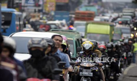 Kendaraan terjebak kemacetan di Cinunuk, CIleunyi, Kabupaten Bandung, Jawa Barat, Selasa (18/4/2023). Pada arus mudik H-4 lebaran 2023, kendaraan yang didominasi pemudik motor menuju arah Sumedang, Garut, Tasik dan Jawa Tengah di jalan nasional Cinunuk, Kabupaten Bandung terpantau padat.