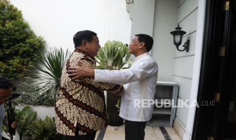 Menteri Pertahanan (Menhan) Prabowo Subianto saat berkunjung ke Jenderal TNI (Purn) Wiranto dalam rangka silaturahmi Idulfitri 1444 Hijriah, Selasa (25/4/2023) di Jakarta. 