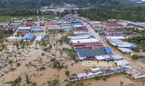 Foto udara permukiman warga yang terendam banjir di Desa Lukulamo, Kabupaten Halmahera Tengah, Maluku Utara, Rabu (24/7/2024).