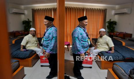 Jamaah haji beraktivitas di kompleks Asrama Haji Pondok Gede, Jakarta, Selasa (30/5/2023). Jumlah kuota jamaah haji 2023 di DKI Jakarta sebanyak 7.926. Hingga saat ini Kantor Wilayah Kementerian Agama DKI Jakarta mencatat sebanyak 760 jamaah haji yang terdiri dari kloter 20 Jakarta Selatan 374 orang dan kloter 21 Jakarta Barat 393 orang akan diberangkatkan ke Tanah Suci malam ini. Sebelum berangkat haji, seluruh jamaah menjalani karantina di embarkasi Haji Pondok Gede untuk dilakukan tes kesehatan, pengecekan berkas paspor, serta pemberian living cost. Calon Jamaah Haji Diminta Jaga Citra Baik Bangsa di Tanah Suci