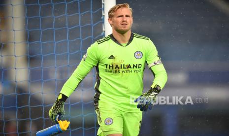 Reaksi kiper Kasper Schmeichel dari Leicester saat pertandingan sepak bola Liga Primer Inggris antara Everton FC dan Leicester City di Liverpool, Inggris, 27 Januari 2021.