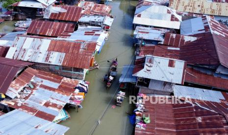 Foto aerial rumah yang terendam banjir di Tilango, Kabupaten Gorontalo, Gorontalo, Jumat (12/7/2024). Pemerintah setempat mendata 9.370 warga dari delapan desa di Kecamatan Tilango terkena dampak banjir luapan Danau Limboto, Sungai Tapodu dan Bulango. 