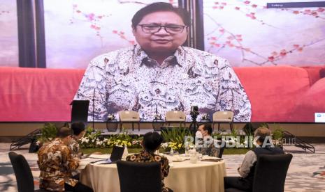 Menteri Koordinator Bidang Perekonomian Airlangga Hartarto menyampaikan pemaparannya secara virtual pada kegiatan serap aspirasi implementasi UU Cipta Kerja di Hotel Pullman Bandung Grand Central, Jalan Diponegoro, Kota Bandung, Senin (7/12). Kegiatan yang digelar oleh Kementerian Koordinator Bidang Perekonomian Republik Indonesia tersebut dalam rangka menyerap masukan, aspirasi dan tanggapan dari masyarakat serta pemangku kepentingan di daerah terkait UU Cipta Kerja di sektor industri, perdagangan, haji dan umroh, jaminan produk halal, umkm, ketenagakerjaan, kominfo dan kesehatan. Foto: Abdan Syakura/Republika